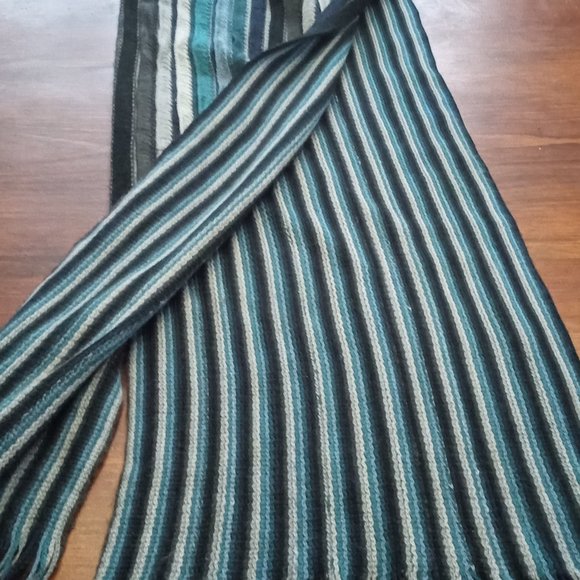 Vera Wang Winter Scarf - Picture 3 of 6